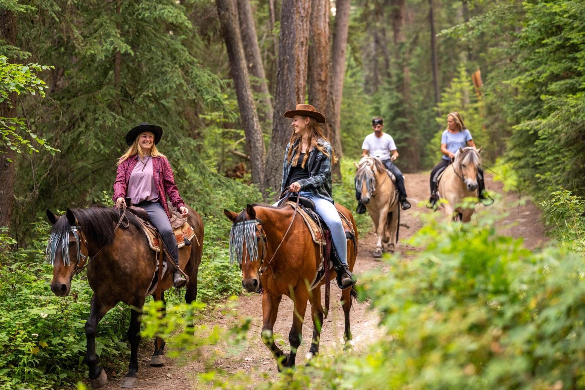Beaver Guest Ranch Bridge Lake Екстер'єр фото