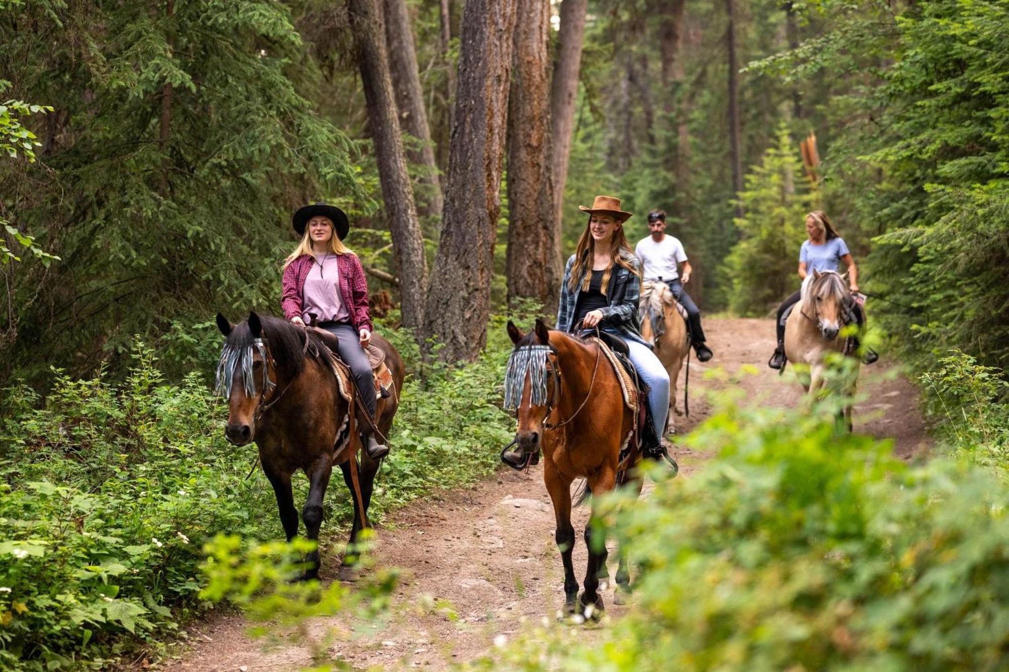Beaver Guest Ranch Bridge Lake Екстер'єр фото
